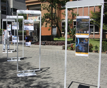 Se realizó una exposición fotográfica como parte de las actividades del Día del Ingeniero Físico.