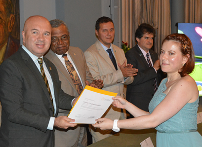El vicerrector de la Sede, John Willian Branch Bedoya, entregó las resoluciones de las tesis meritorias y laureadas.