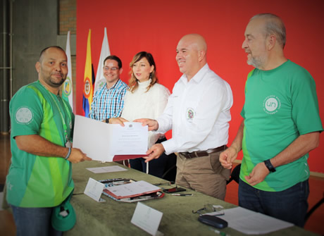 El Consejo de Sede entregó un reconocimiento especial al profesor René Iral Palomino, ganador de la primera versión del concurso en 1992.