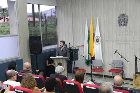 El aula que lleva el nombre de la profesora Ana Catalina Reyes Cárdenas está ubicada en el tercer piso del bloque 43 en el Campus El Volador.