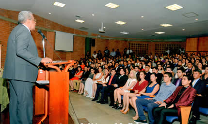 El profesor Edgar Arroyo ha sido decano de la Facultad de Arquitectura durante tres periodos consecutivos, y ha ocupado otros cargos administrativos. Foto: cortesía.