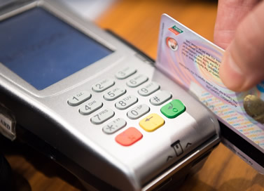 Al no estar respaldada por alguna entidad bancaria, cualquier transacción que se realice con esta moneda puede resultar riesgosa. Foto tomada de: https://pixabay.com/es/de-cr%C3%A9dito-tarjeta-de-cr%C3%A9dito-2762536/