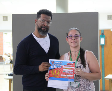 Juan Mosquera, jurado, y Sandra Agudelo, ganadora del primer puesto en la categoría Libre.