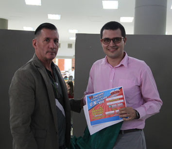 Julio César Sánchez (izquierda), director de Bienestar Universitario y Jaider Salazar (derecha), ganador del cuento más comentado en redes sociales.