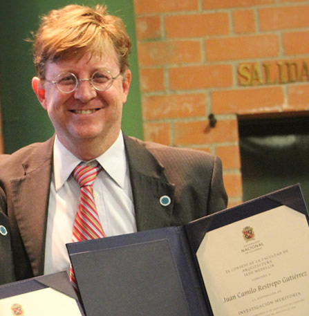 Durante la ceremonia de Distinciones Académicas 2017, el Consejo de la Facultad de Arquitectura le otorgó reconocimiento en la categoria Investigación Meritoria.