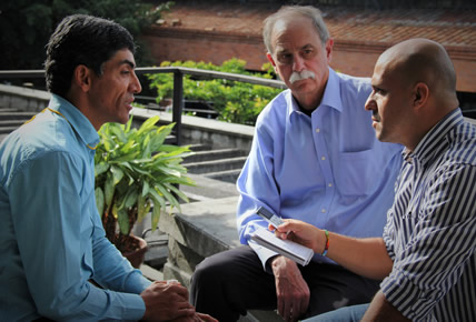El profesor García Sucerquia en compañía del Nobel de Física, David Wineland, durante su visita a la Sede en 2015.