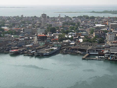 Ayudar a los jóvenes de su natal Tumaco, es una de sus grandes motivaciones. Fotografía tomada de: https://commons.wikimedia.org/wiki/File:Tumaco_from_Air.jpg
