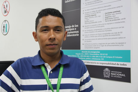 Diego Alejandro Londoño, laboratorista encargado de apoyar el proceso.