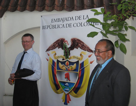Con el Prof. Zbigniew Jaroszewicz (Instituto de Óptica de Varsovia, Polonia) en recepción de la embajada de Colombia en Varsovia, 2010. Foto Cortesía.