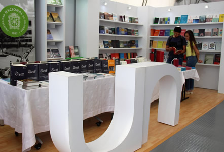 El estand A1 del Pabellón de los Fondos Editoriales Universitarios, albergó la propuesta de la U.N. este año.