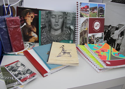 Por primera vez la Universidad hizo presencia en la Fiesta del Libro y la Cultura de Medellín con productos de su tienda universitaria.