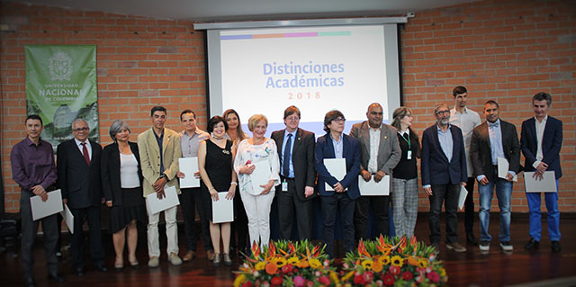 También se exaltó la labor de  docentes de las cinco facultades, profesores honorarios y reconocimiento a la Extensión Solidaria