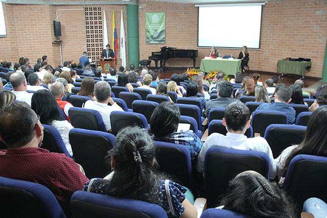 Familiares y amigos de los homenajeados hicieron presencia en el Auditorio Gerardo Molina de la Sede