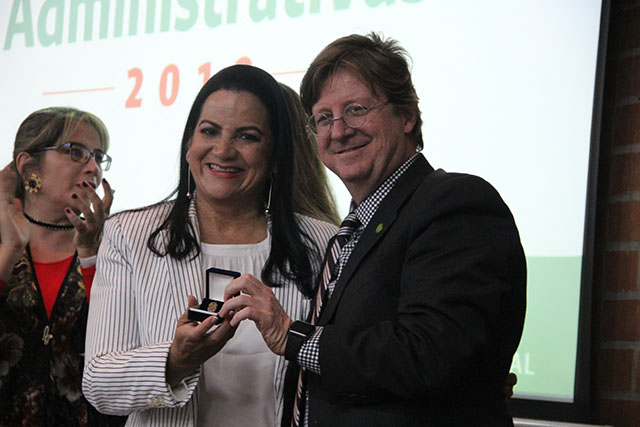 La doctora Olga P Mora recibió un especial reconocimiento por su labor en la Brigada de Emergencias de la Sede
