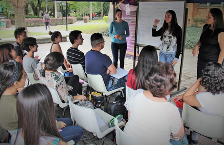 Desde el 2014 Daniela realiza, ad honorem, el curso en lengua de señas que cada semestre impacta a alrededor de 100 personas.