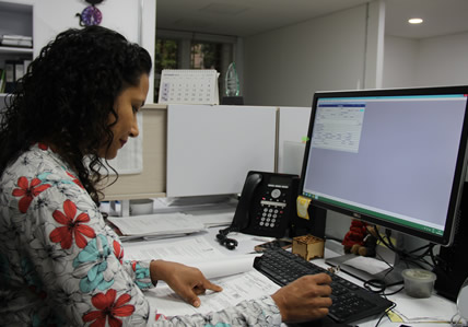 Es una mujer responsable, comprometida y que ama su trabajo.