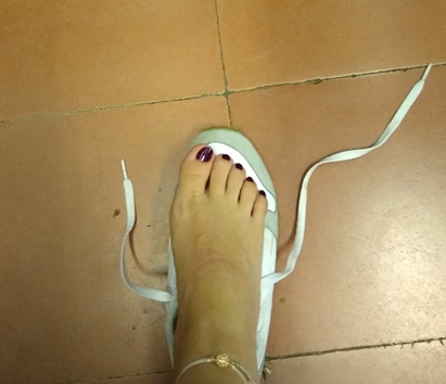 Poner el pie encima del zapato y que este quede completamente por dentro es una medida ideal para identificar un calzado correcto.