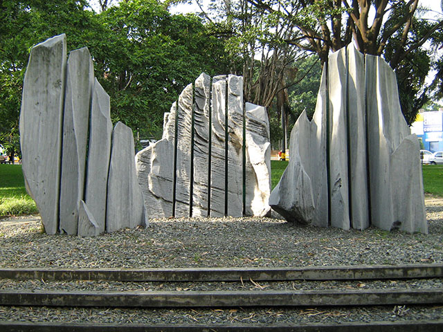 Con más de 50 años en función de la escultura Hugo Zapata se convierte en un artista que nos sugiere vivir y pensar la ciudad desde los sentidos.