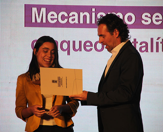 Susana Ramírez Restrepo, estudiante de Ingeniería Química, fue una de las 10 laureadas en la categoría Estudiantes de Pregrado Destacados por su Vinculación a la Investigación.