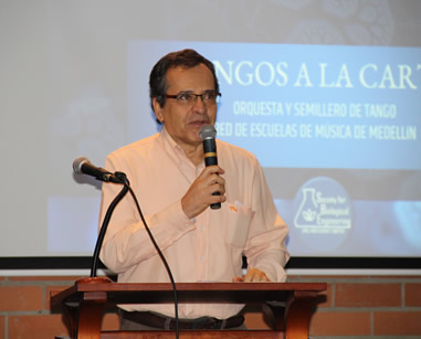 El profesor Mario Arias es uno de los pioneros del programa de Ingeniería Biológica.