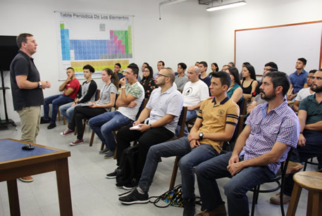 El profesor Lugo estuvo en la U.N. Sede Medellín para hablar sobre el potencial de los nanofluidos en la producción de energía.