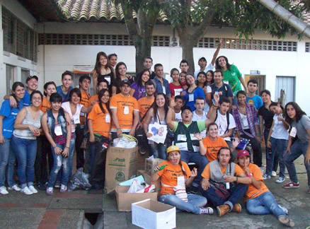 Trabajar en servicio de los más necesitados es uno de los legados que el profe Rafael les ha dejado a sus estudiantes. Foto cortesía.