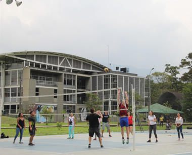 Los estudiantes internacionales conocieron juegos tradicionales colombianos.