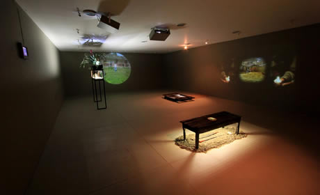 (Entre y Durante) se exhibe en la en la sala anexa de Sala U.