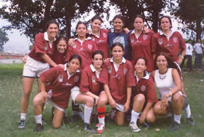 Finalizando los 90 nació, con base en la experiencia masculina, el equipo de rugby femenino de la Sede. Foto cortesía.