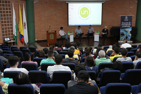 El Conversatorio Mentes Emprendedoras, liderado por la Dirección de Investigación y Extensión, fue moderado por el jefe de Unimedios, Henry Horacio Chaves.