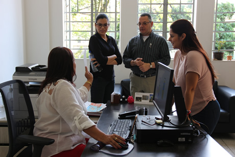Hace su trabajo siempre con el mismo amor del primer día.   3.	En varias oportunidades la Universidad ha reconocido la excelencia de Nancy en su quehacer. Foto cortesía.