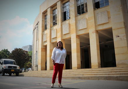 Desde el 1 de julio de 2001, hace 18 años, es la secretaria de la decanatura de la Facultad de Minas.