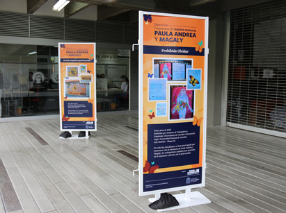 La exposición recoge los artefactos de memoria que durante 14 años se han hecho en honor a las estudiantes.