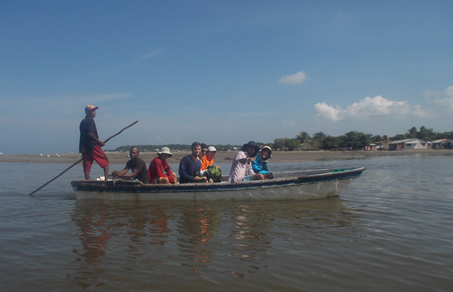 Con sus estudiantes durante una salida de campo en La Boquilla, Cartagena (Bolívar). Foto cortesía.