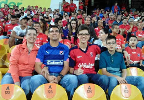 El fútbol lo goza desde el campo de juego y desde la tribuna. Foto cortesía.