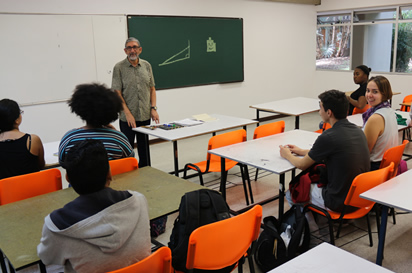 Para él, ser profesor es conducir la impronta de una sociedad.