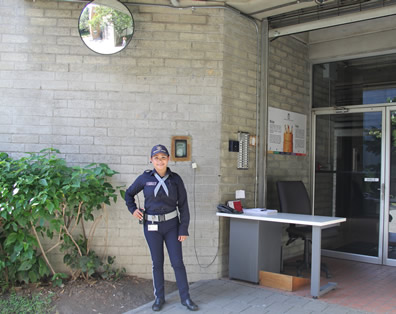 Beatriz se siente orgullosa de portar el uniforme y de ser la responsable de la seguridad de otros.