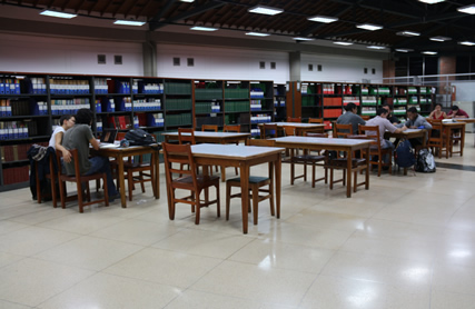 En la noche el ambiente de la Biblioteca es dinámico y acogedor.