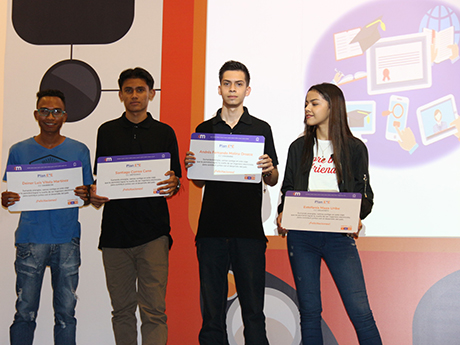 Deiner, Santiago, Andrés y Estefanía (de izquierda a derecha) recibieron un reconocimiento especial durante la reunión general de empleados de XM.