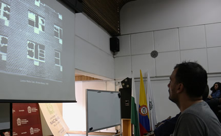 El Maestro compartió algunos ejemplos con los asistentes a la conferencia.