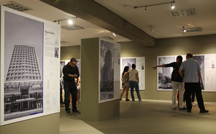 El artista comparó obras nacionales de lugar específico con internacionales.