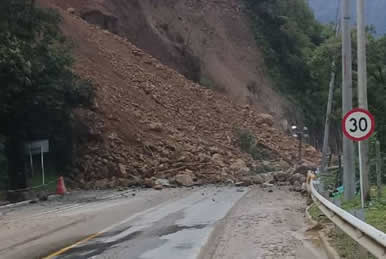 Las condiciones topográficas son un desafío para las vías en Colombia. Foto: tomada de bit.ly/2Ge8DTI