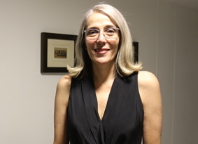Ana Cristina Vélez Caicedo es escritora. Fue profesora de Arte y Diseño por más de 20 años.