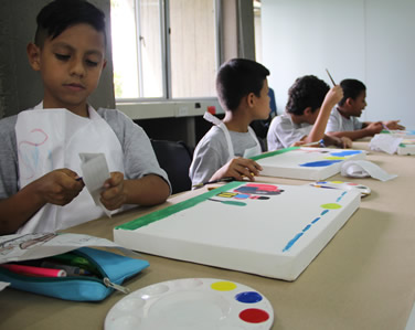 Mediante el arte los niños fortalecen aspectos como autocuidado y cuidado del otro.