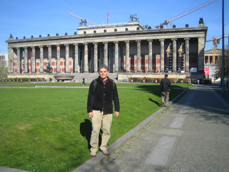 Para el profesor Sarmiento viajar hace parte de la vida, esta actividad ha marcado sus aprendizajes y su profesión. Berlín, 2008. Foto cortesía.
