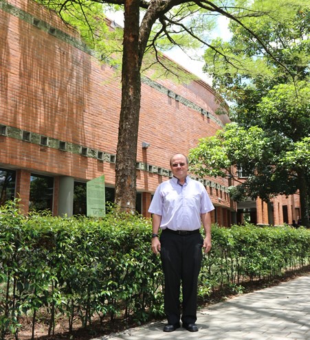 Para el profesor Carlos Mejía ser académico es un honor.