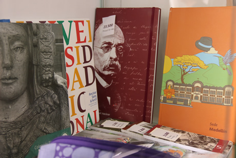 Los productos de la Tienda Universitaria también se vendieron durante la Fiesta.