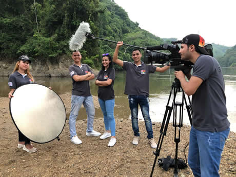 Jhan Bernardo está nominado al premio Titanes Caracol en la categoría Educación. Vota por él en: https://cutt.ly/FwnDDSu Foto cortesía.