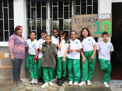La profe cree en los niños y los guía desde la libertad y la autonomía.