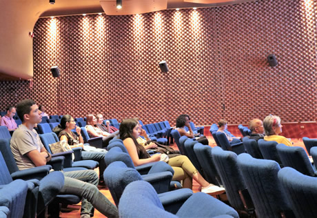 "La enseñanza y el aprendizaje alrededor de la tabla periódica debe ir más allá: debe ser un instrumento de conocimiento, más que de información” afirmó el profesor al final de la conferencia.
